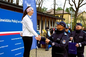 Komendant wręcza puchary.