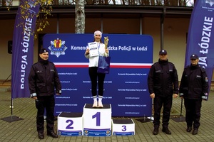 Zwycięzca na podium z pucharem.