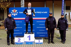 Komendant wręcza puchary.