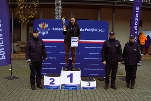 Komendant wręcza puchary.