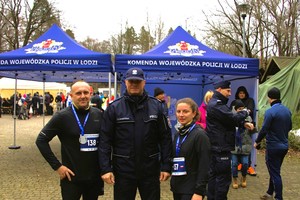 Komendant z uczestnikami biegu.