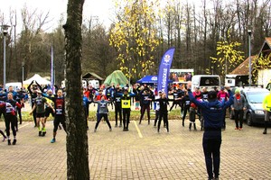 Policjant prowadzi rozgrzewkę.