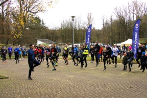 Policjant prowadzi rozgrzewkę.