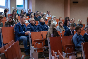 Zastępca Komendanta Wojewódzkiego Policji w Łodzi wraz z Naczelnikiem Laboratorium Kryminalistycznego na konferencji.