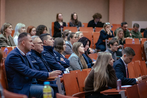 Zastępca Komendanta Wojewódzkiego Policji w Łodzi wraz z Naczelnikiem Laboratorium Kryminalistycznego na konferencji.