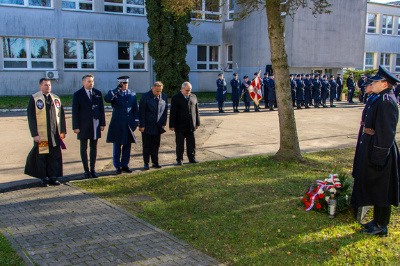 Komendant, przedstawiciele samorządu, Prezes Stowarzyszenia Rodzina Policyjna 1939 r. oraz Kapelan składają hołd poległym.