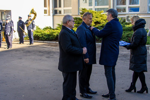 Prezes Rodzina Policyjna 1939 r. wręcza medale.