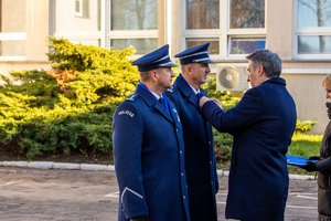 Prezes Rodzina Policyjna 1939 r. wręcza medale.