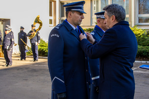 Prezes Rodzina Policyjna 1939 r. wręcza medal Komendantom.