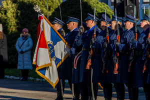 Sztandar Komendy Wojewódzkiej Policji w Łodzi oraz kompania honorowa.