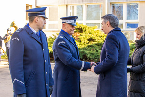 Prezes Rodzina Policyjna 1939 r. wręcza medal Komendantom.