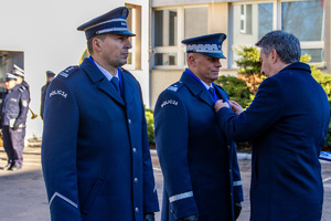 Prezes Rodzina Policyjna 1939 r. wręcza medal Komendantom.