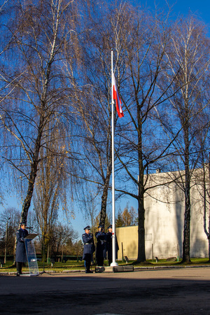 Flaga Rzeczypospolitej Polskiej jest wciągana na maszt.