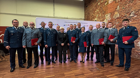 Nagrodzeni policjanci z I Zastępcą Komendanta Wojewódzkiego Policji w Łodzi, Wojewodą Łódzkim oraz ich przełożeni.