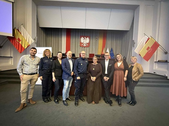 Policjanci uczestniczą w debacie.