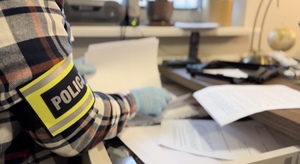 Funkcjonariusz przegląda dokumentację.