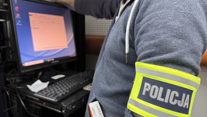 Policjant zabezpiecza komputer.