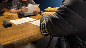 Policjant sporządza dokumentację.