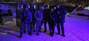 Policjanci biorą udział w zawodach strzeleckich.