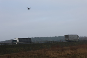 Ciężarówki na autostradzie.