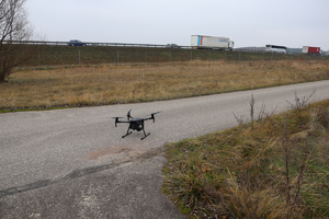 Dron nad autostradą.