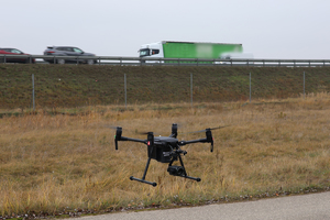 Dron nad autostradą. w tle ciężarówki.
