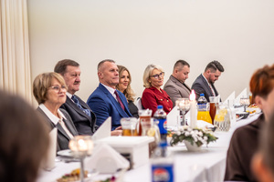 Zaproszeni goście przy wspólnym stole.