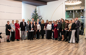 Zbiorowe zdjęcie na wigilii wdów i sierot.