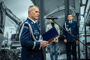 Komendant czyta słowa roty ślubowania.