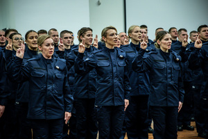 Ślubujący policjanci.