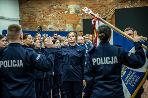 Policjanci składają ślubowanie.