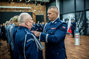 Komendant wręcza medale.