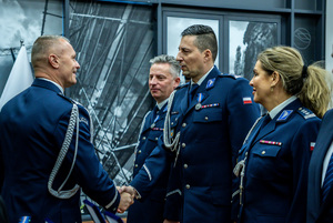 Komendant wręcza medale.