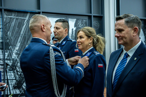 Komendant wręcza medale.