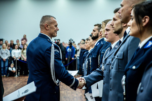 Komendant podaje rękę policjantowi.