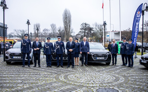 Policjanci na tle nowych radiowozów.