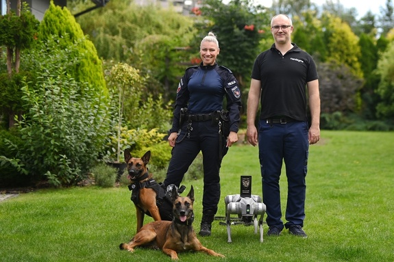 Policjantka dwa psy i mężczyzna.