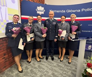 Policjantki razem z Komendantem Głównym Policji.