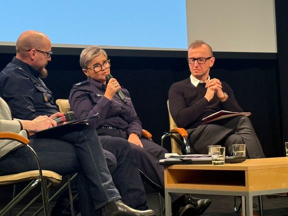 Policjanci biorący udział w konferencji.