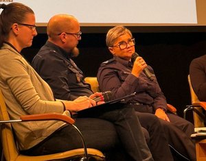 Policjanci biorący udział w konferencji.