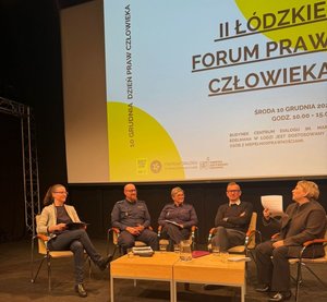Policjanci biorący udział w konferencji.