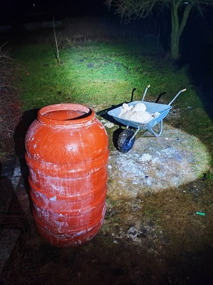 beczka i taczka z narkotykami.