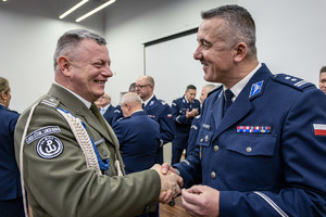 Przedstawiciele służb mundurowych składają życzenia.