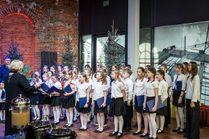 Dzieci śpiewają kolędy.