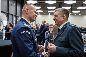 Składanie życzeń i dzielenie się opłatkiem.