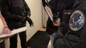 Policjanci trzymają przestępcę.