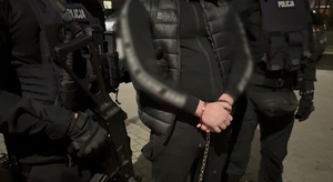 Policjanci trzymają przestępcę.