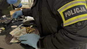 Policjant zabezpiecza pieniądze.