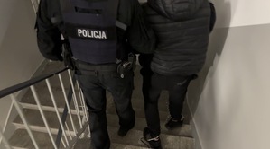 Policjanci Nieetatowej Grupy Realizacyjnej Komendy Wojewódzkiej Policji w  Łodzi prowadzą zatrzymanego.