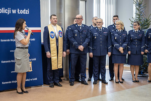 Przemawia harcerka, obok stoją zaproszeni goście.